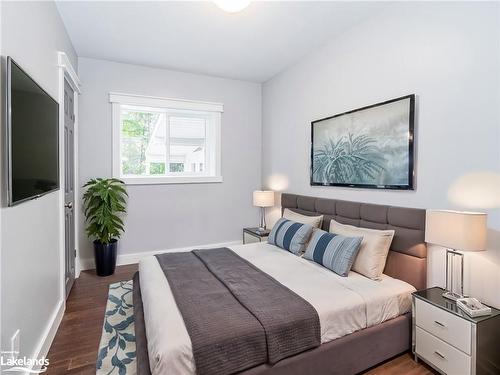 125 Oakwood Drive, Gravenhurst, ON - Indoor Photo Showing Bedroom