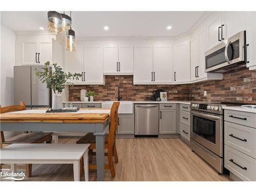 17 West Street N, Huntsville, ON - Indoor Photo Showing Kitchen With Upgraded Kitchen