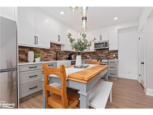 17 West Street N, Huntsville, ON - Indoor Photo Showing Kitchen With Upgraded Kitchen