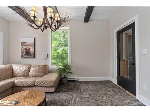 17 West Street N, Huntsville, ON - Indoor Photo Showing Living Room