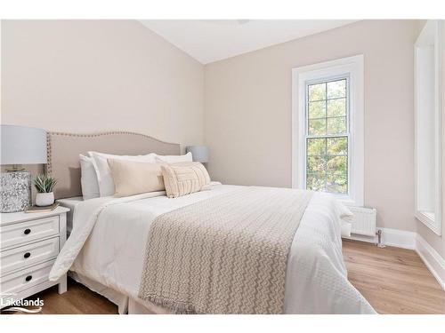 17 West Street N, Huntsville, ON - Indoor Photo Showing Bedroom