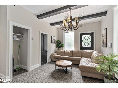 17 West Street N, Huntsville, ON - Indoor Photo Showing Living Room