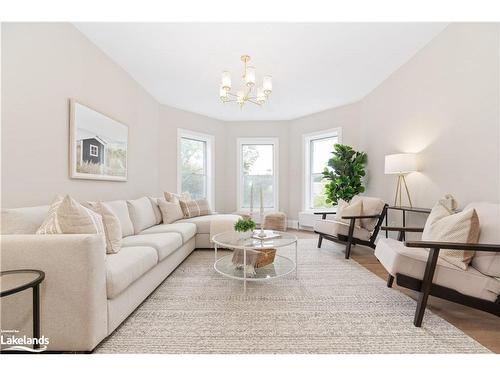 17 West Street N, Huntsville, ON - Indoor Photo Showing Living Room