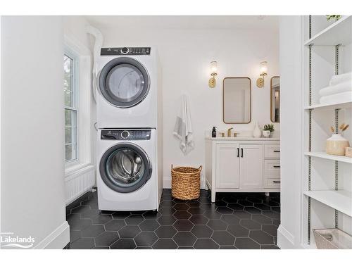 17 West Street N, Huntsville, ON - Indoor Photo Showing Laundry Room