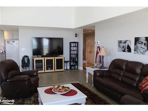 481 Mariners Way, Collingwood, ON - Indoor Photo Showing Living Room