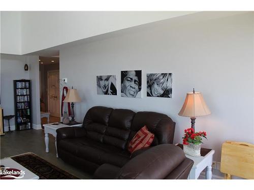 481 Mariners Way, Collingwood, ON - Indoor Photo Showing Living Room