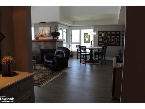 481 Mariners Way, Collingwood, ON - Indoor Photo Showing Living Room