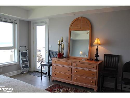 481 Mariners Way, Collingwood, ON - Indoor Photo Showing Bedroom