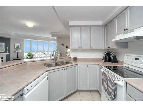 314-16 Raglan Street, Collingwood, ON - Indoor Photo Showing Kitchen With Double Sink