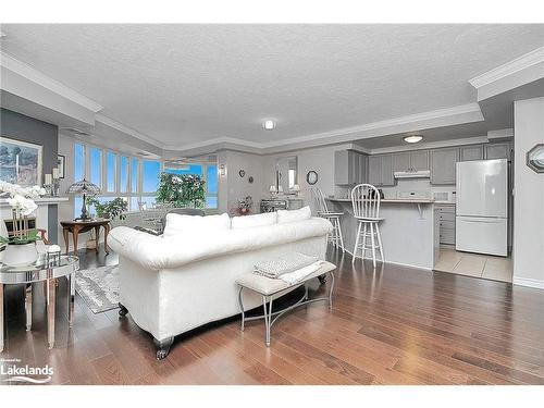 314-16 Raglan Street, Collingwood, ON - Indoor Photo Showing Living Room