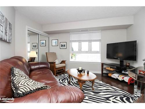 314-16 Raglan Street, Collingwood, ON - Indoor Photo Showing Living Room