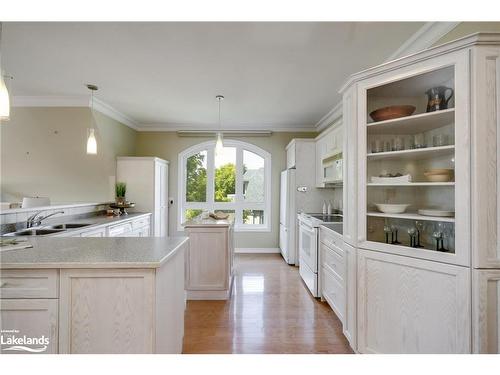 401-31 Dairy Lane, Huntsville, ON - Indoor Photo Showing Kitchen