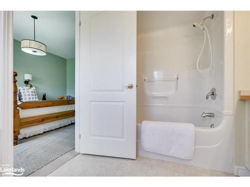 401-31 Dairy Lane, Huntsville, ON - Indoor Photo Showing Bathroom