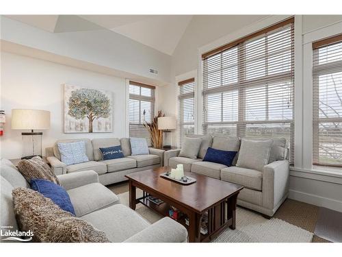 225-125 Fairway Court, The Blue Mountains, ON - Indoor Photo Showing Living Room