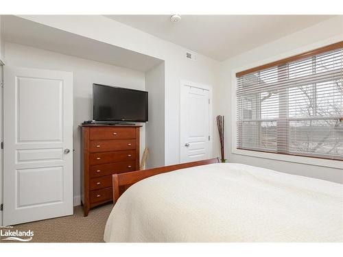 225-125 Fairway Court, The Blue Mountains, ON - Indoor Photo Showing Bedroom