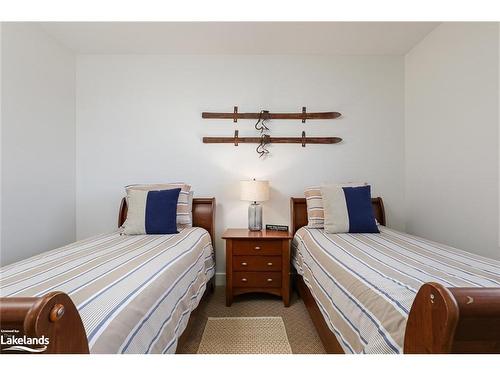 225-125 Fairway Court, The Blue Mountains, ON - Indoor Photo Showing Bedroom