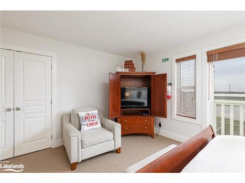 225-125 Fairway Court, The Blue Mountains, ON - Indoor Photo Showing Bedroom