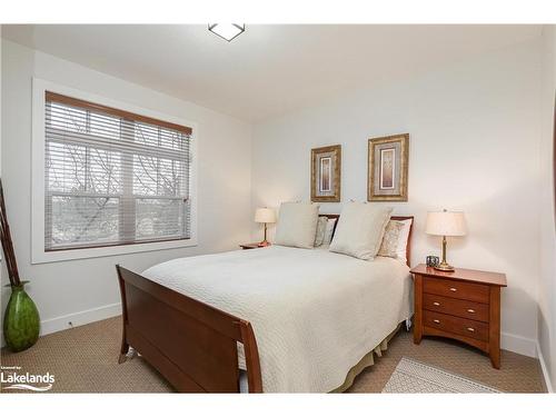 225-125 Fairway Court, The Blue Mountains, ON - Indoor Photo Showing Bedroom