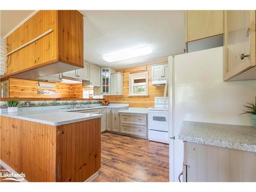 214 North Lancelot Road, Huntsville, ON - Indoor Photo Showing Kitchen