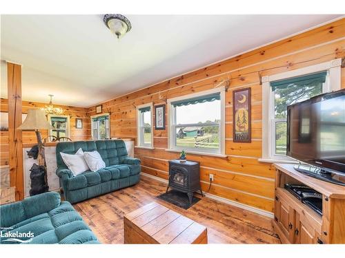 214 North Lancelot Road, Huntsville, ON - Indoor Photo Showing Living Room