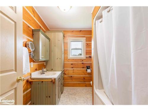 214 North Lancelot Road, Huntsville, ON - Indoor Photo Showing Bathroom