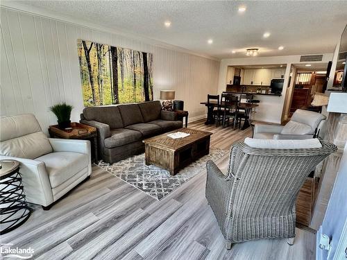 1011 Grandview Hilltop Drive, Huntsville, ON - Indoor Photo Showing Living Room