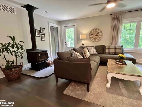 240 West Fox Lake Road, Huntsville, ON - Indoor Photo Showing Living Room