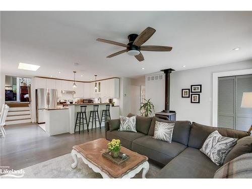 240 West Fox Lake Road, Huntsville, ON - Indoor Photo Showing Living Room