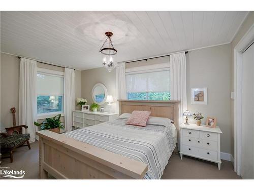 240 West Fox Lake Road, Huntsville, ON - Indoor Photo Showing Bedroom