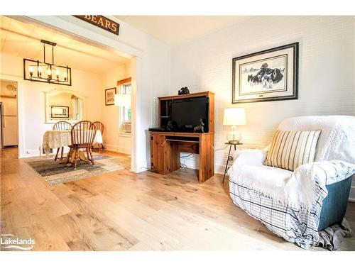 67 Centre Street S, Huntsville, ON - Indoor Photo Showing Living Room