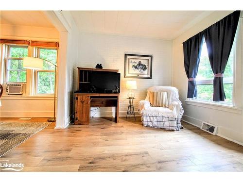 67 Centre Street S, Huntsville, ON - Indoor Photo Showing Living Room