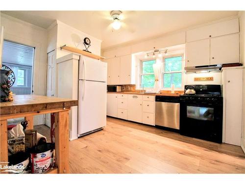 67 Centre Street S, Huntsville, ON - Indoor Photo Showing Kitchen