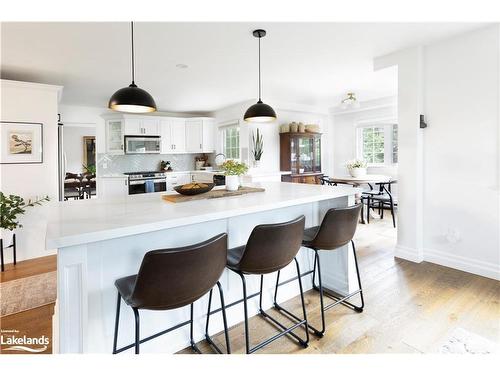 9840 Beachwood Road, Collingwood, ON - Indoor Photo Showing Kitchen With Upgraded Kitchen