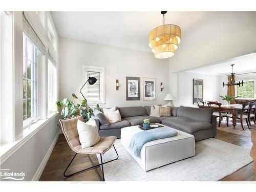 9840 Beachwood Road, Collingwood, ON - Indoor Photo Showing Living Room