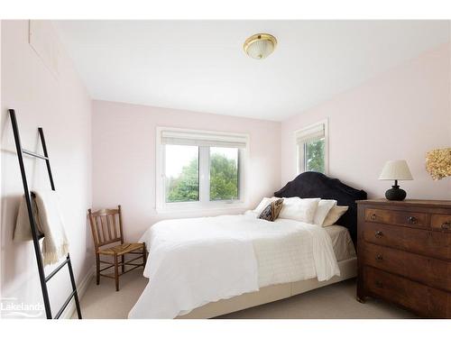 9840 Beachwood Road, Collingwood, ON - Indoor Photo Showing Bedroom