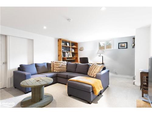 9840 Beachwood Road, Collingwood, ON - Indoor Photo Showing Living Room