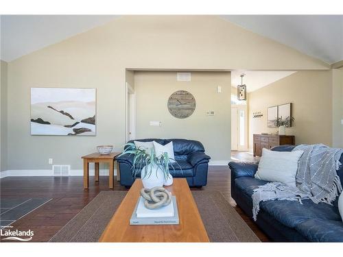 156 Queen'S Bush Road, Meaford Municipality, ON - Indoor Photo Showing Living Room