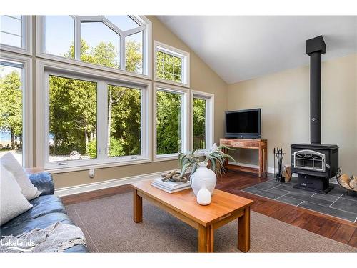 156 Queen'S Bush Road, Meaford Municipality, ON - Indoor Photo Showing Living Room