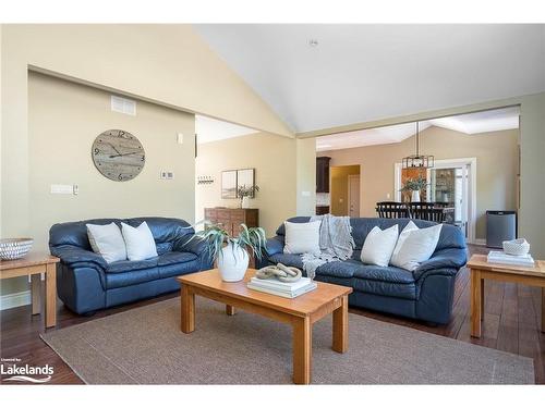 156 Queen'S Bush Road, Meaford Municipality, ON - Indoor Photo Showing Living Room