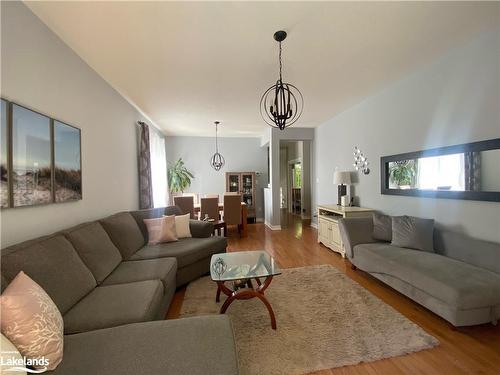 7 Sparrow Lane, Wasaga Beach, ON - Indoor Photo Showing Living Room