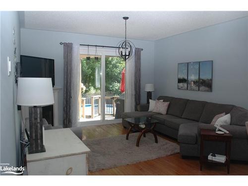 7 Sparrow Lane, Wasaga Beach, ON - Indoor Photo Showing Living Room