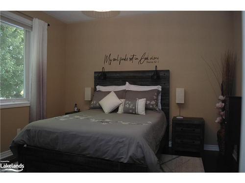 7 Sparrow Lane, Wasaga Beach, ON - Indoor Photo Showing Bedroom