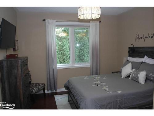 7 Sparrow Lane, Wasaga Beach, ON - Indoor Photo Showing Bedroom