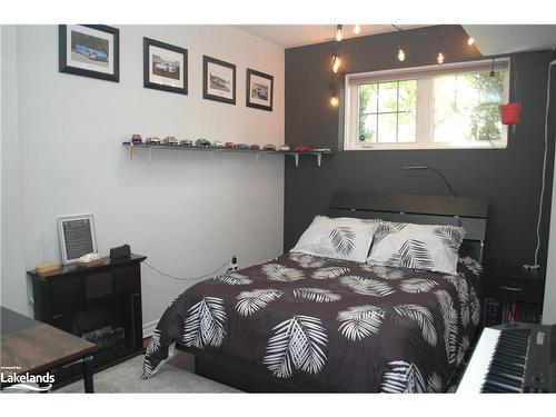 7 Sparrow Lane, Wasaga Beach, ON - Indoor Photo Showing Bedroom