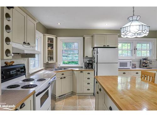 35 Cora Street E, Huntsville, ON - Indoor Photo Showing Kitchen With Double Sink