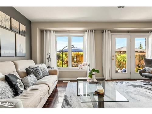 209 Hutchinson Drive, Alliston, ON - Indoor Photo Showing Living Room