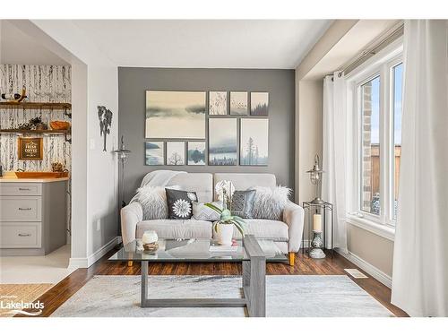 209 Hutchinson Drive, Alliston, ON - Indoor Photo Showing Living Room