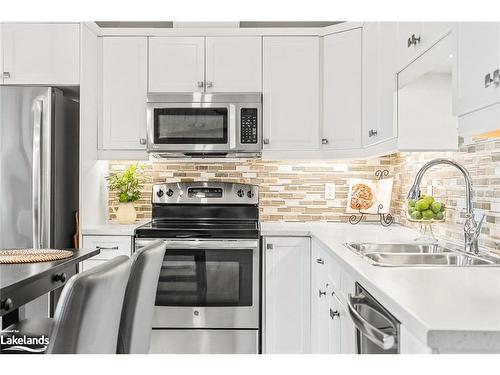 209 Hutchinson Drive, Alliston, ON - Indoor Photo Showing Kitchen With Double Sink With Upgraded Kitchen