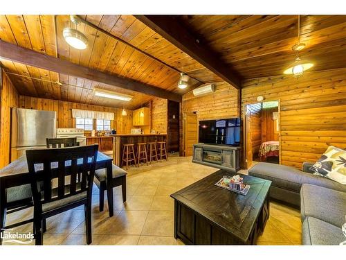 76 29Th Street N, Wasaga Beach, ON - Indoor Photo Showing Living Room