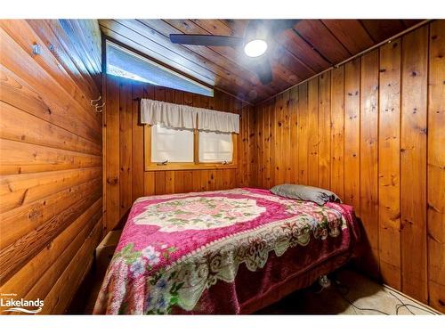 76 29Th Street N, Wasaga Beach, ON - Indoor Photo Showing Bedroom